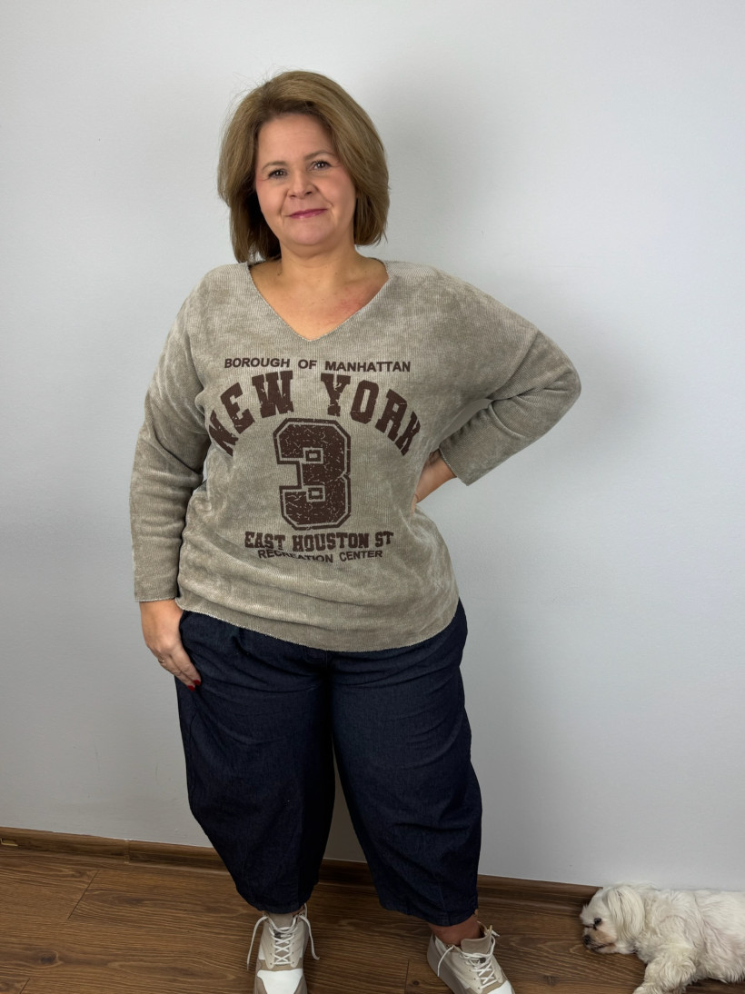 Italia nr 6 - Bluzka w serek jednokolorowa, aplikacja new york - N5237 - fango