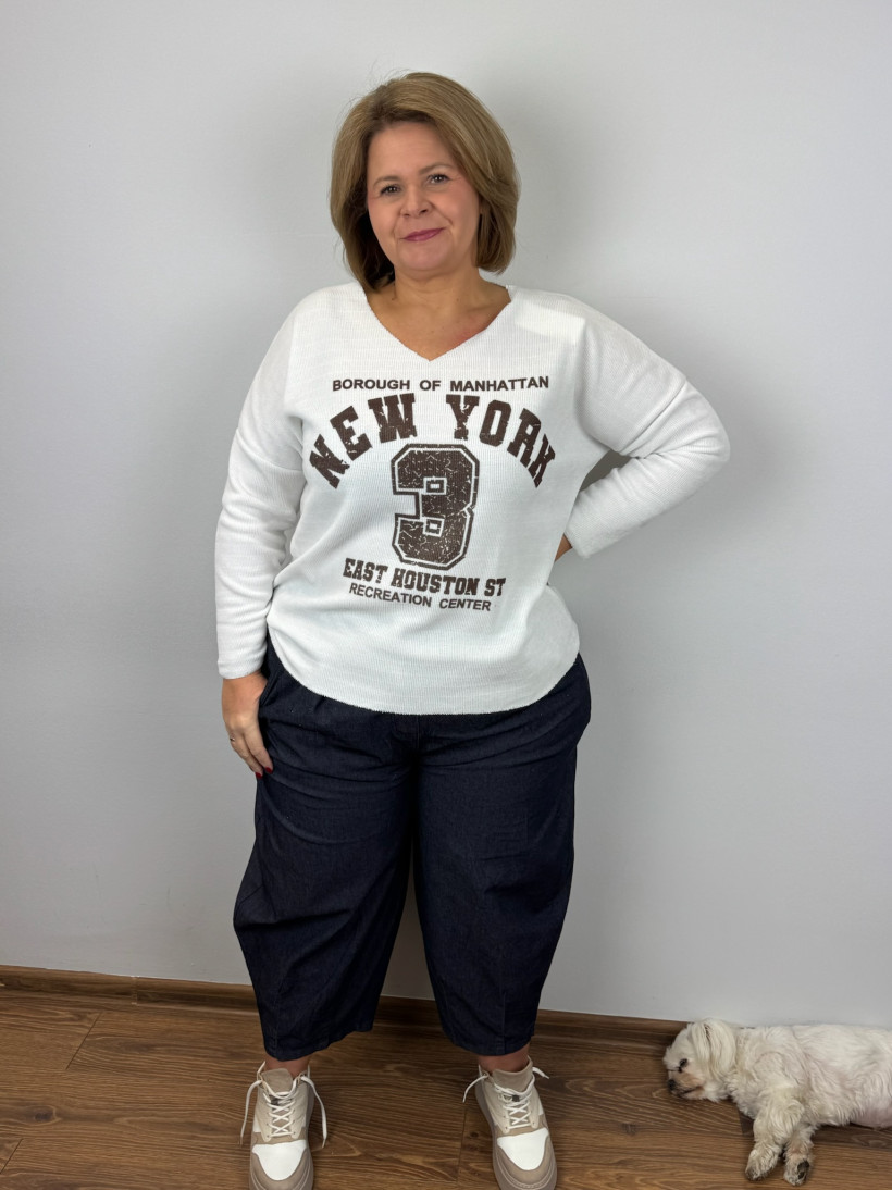 Italia nr 6 - Bluzka w serek jednokolorowa, aplikacja new york - N5237 - biała