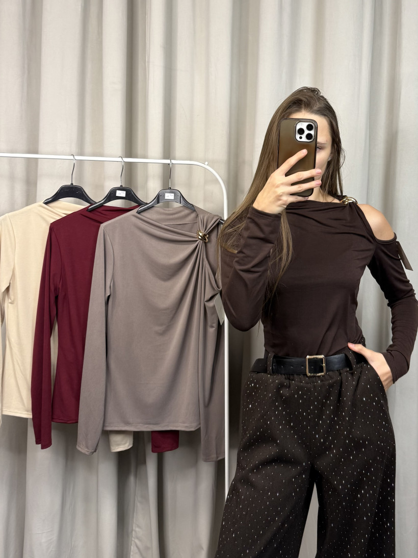 Bluzka ze złotym zdobieniem