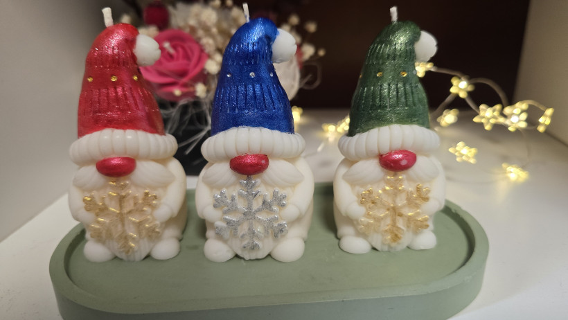 Świeczka skrzat kolorowe czapeczki 