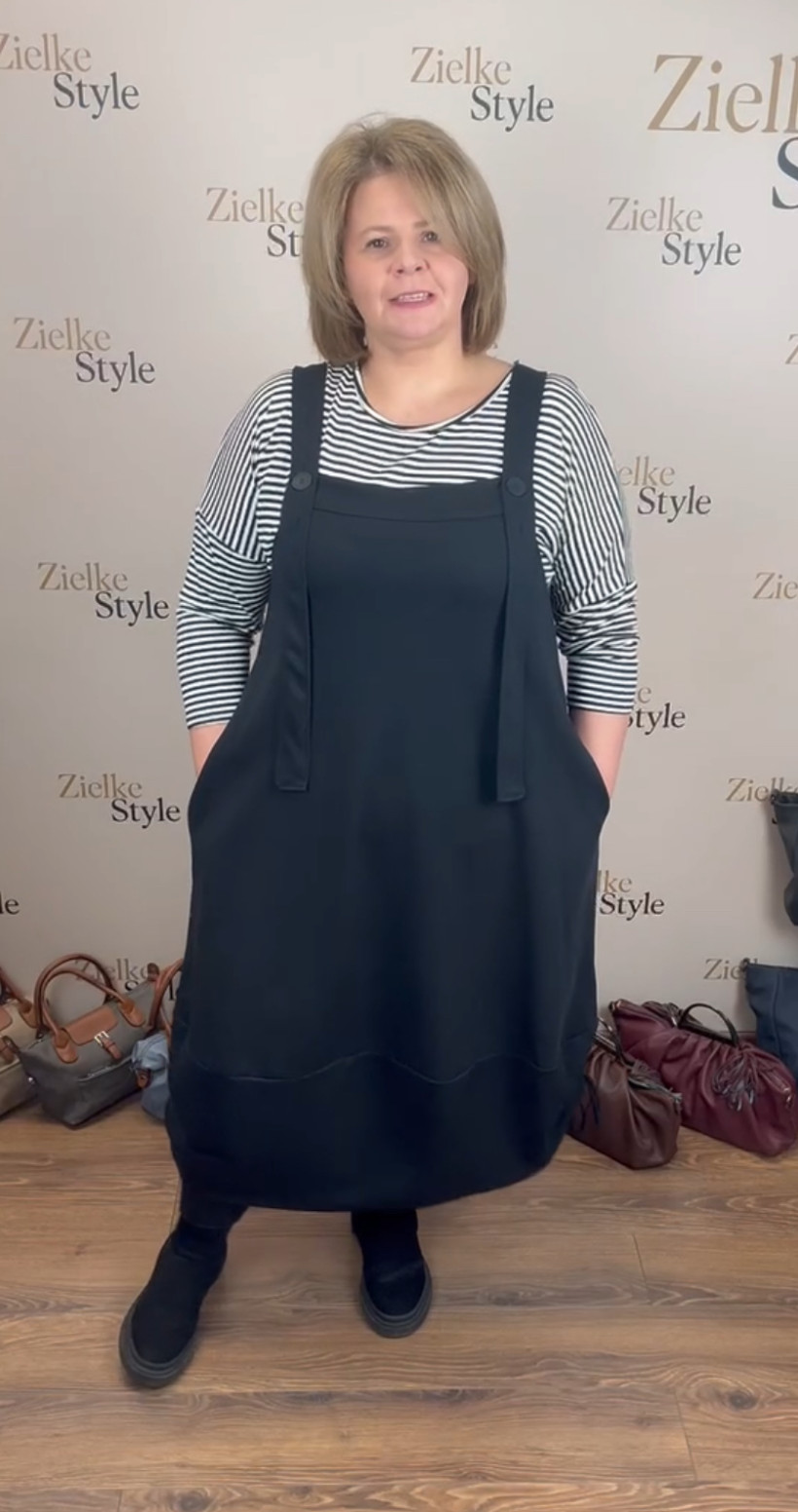 Italia nr.6 - Sukienka jednokolorowa na szelkach - 25283 - czarna