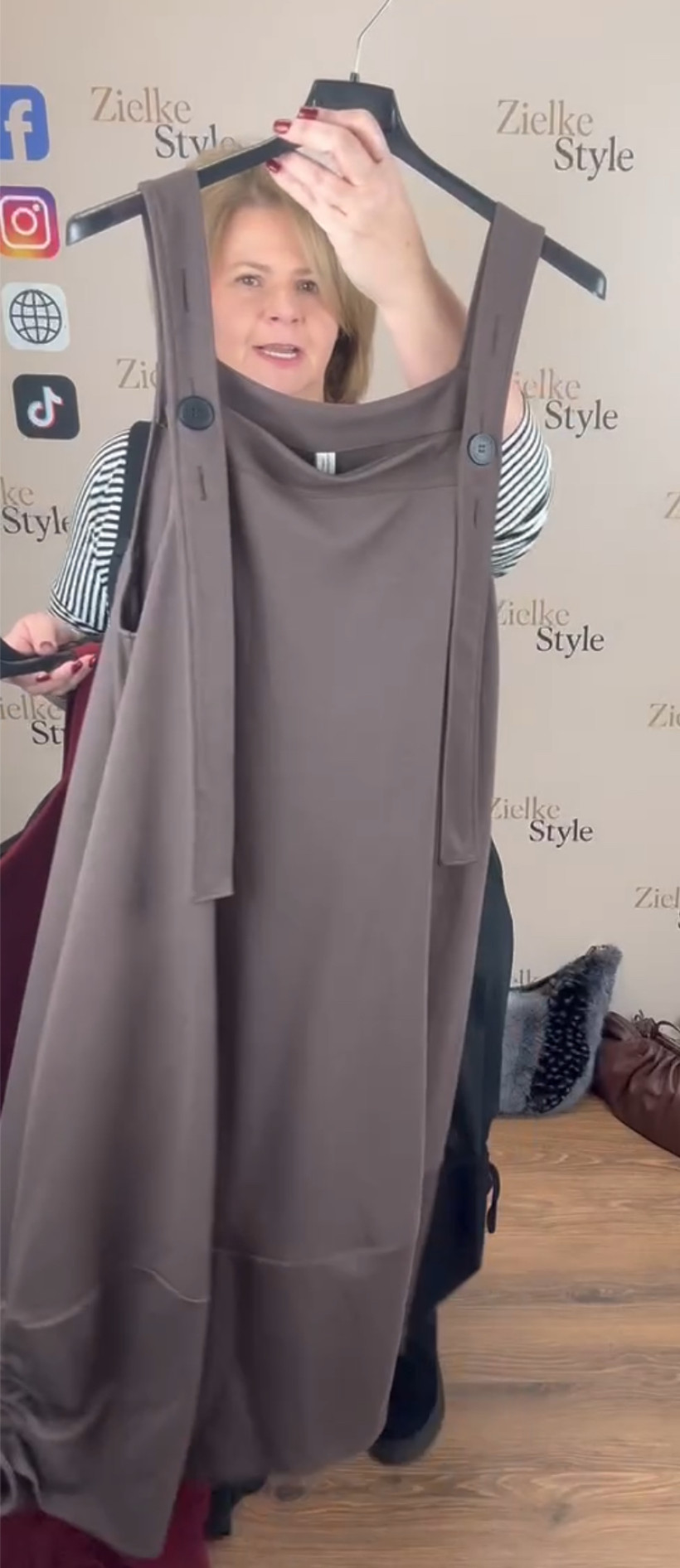 Italia nr.6 - Sukienka jednokolorowa na szelkach - 25283 - czekolada