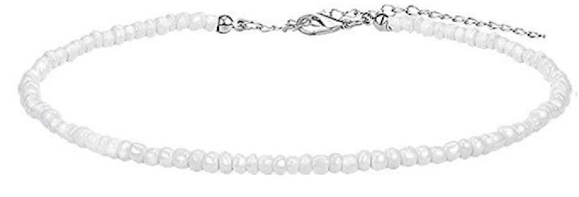 naszyjnik z białymi koralikami