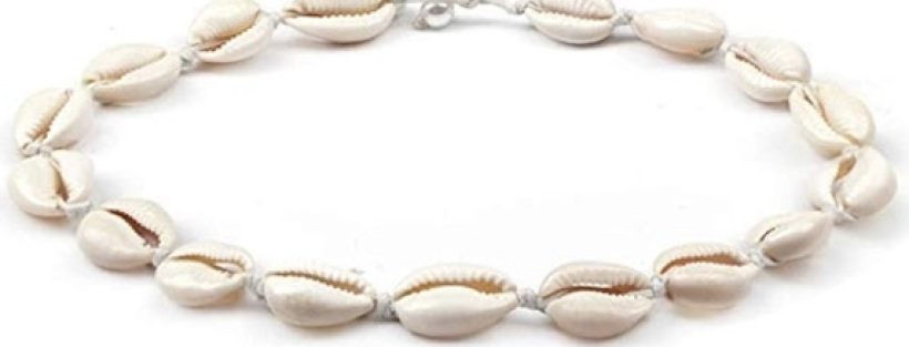 naszyjnik z muszelkami i perełkami na końcach 