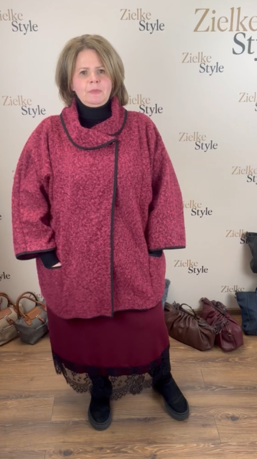 Italia nr 6 - Narzutka/Płaszczyk jednokolorowa z lamówką, zapinana pod szyją z kołnierzykiem - 812 - bordo