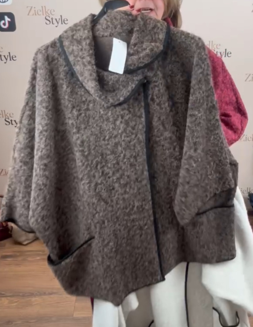 Italia nr 6 - Narzutka/Płaszczyk jednokolorowa z lamówką, zapinana pod szyją z kołnierzykiem - 812 - czekolada