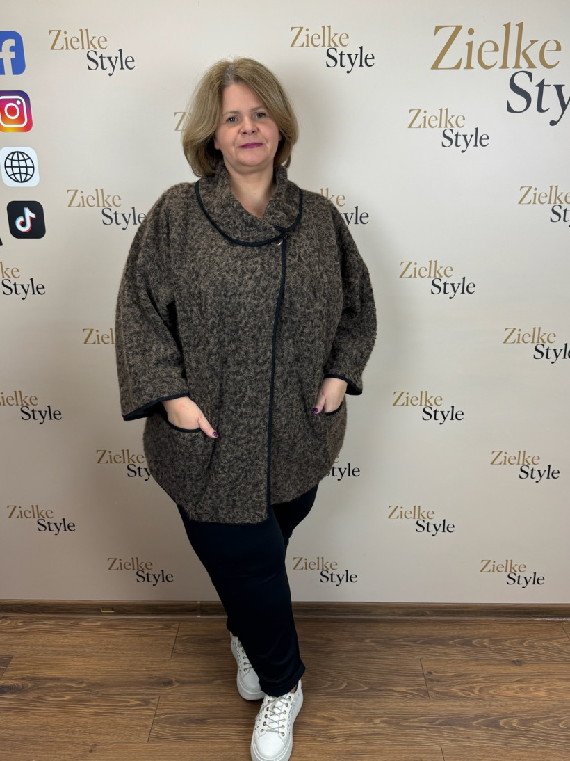 Italia nr 6 - Narzutka/Płaszczyk jednokolorowa z lamówką, zapinana pod szyją z kołnierzykiem - 812 - czekolada