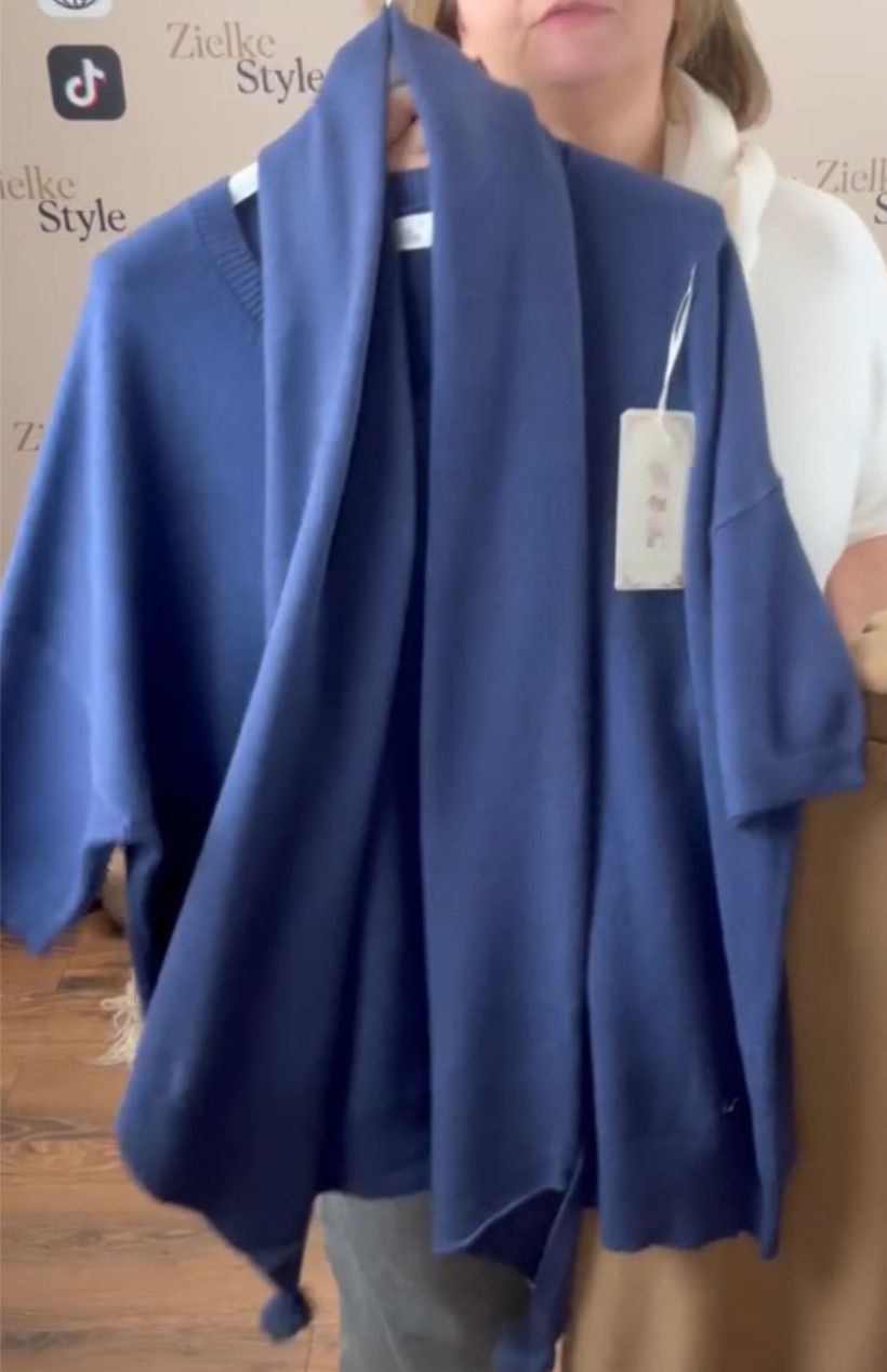 Sweterek w serek z szalem, krótki rękaw - (m/l, xl/2xl) - 8266 - granat