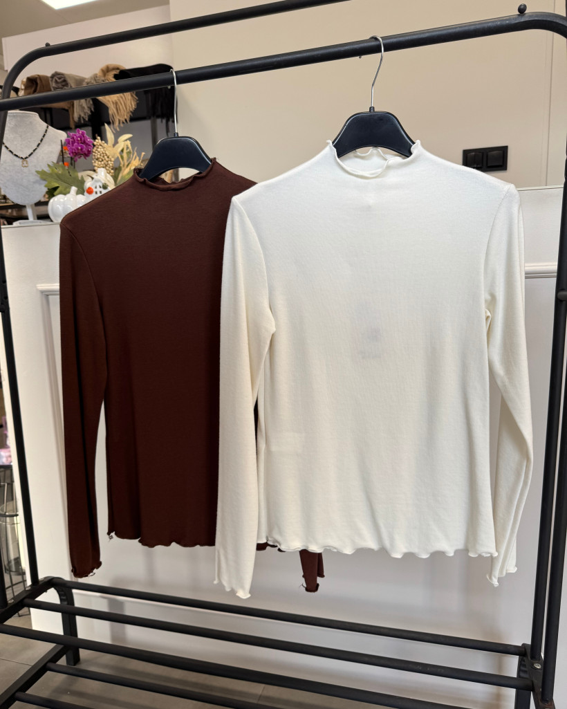 Półgolf bluzka wykończona mereżką