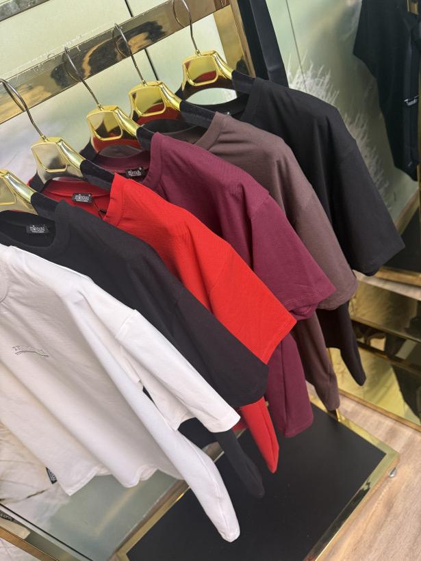 T-shirt klasyczny  kryształkowy napis Minouu