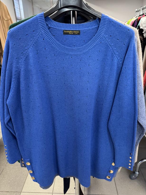 Sweterek jednokolorowy, złote guziki na bokach i rękawach - les - (s/m. l/xl) - 8491 - chaber