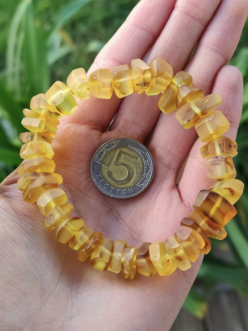 Bransoletka z naturalnego bursztynu bałtyckiego – ręcznie robiona biżuteria – unikalny prezent – żółty bursztyn – surowe kamienie – elastyczna bransoletka handmade