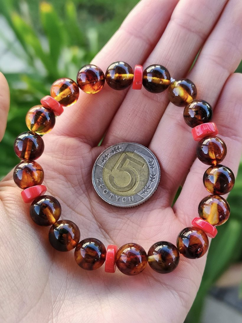 Bransoletka z naturalnego bursztynu bałtyckiego i czerwonymi akcentami, ręcznie robiona – elegancka biżuteria z bursztynu, prezent z Polski