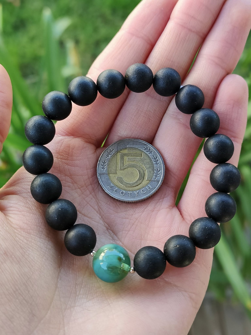Bransoletka z czarnego matowego bursztynu z zieloną kulką – ręcznie robiona, naturalna biżuteria, unikat na prezent