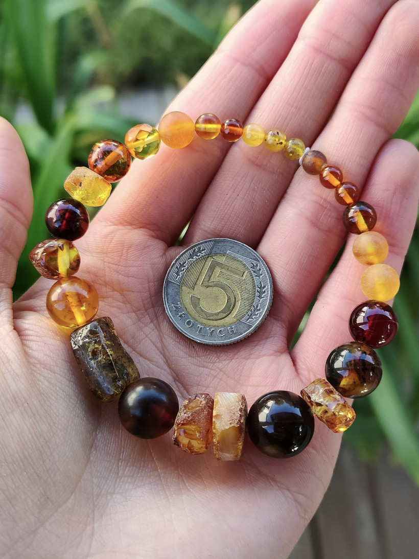 Bransoletka z naturalnego bursztynu bałtyckiego – ręcznie wykonana ozdoba w wielu kolorach