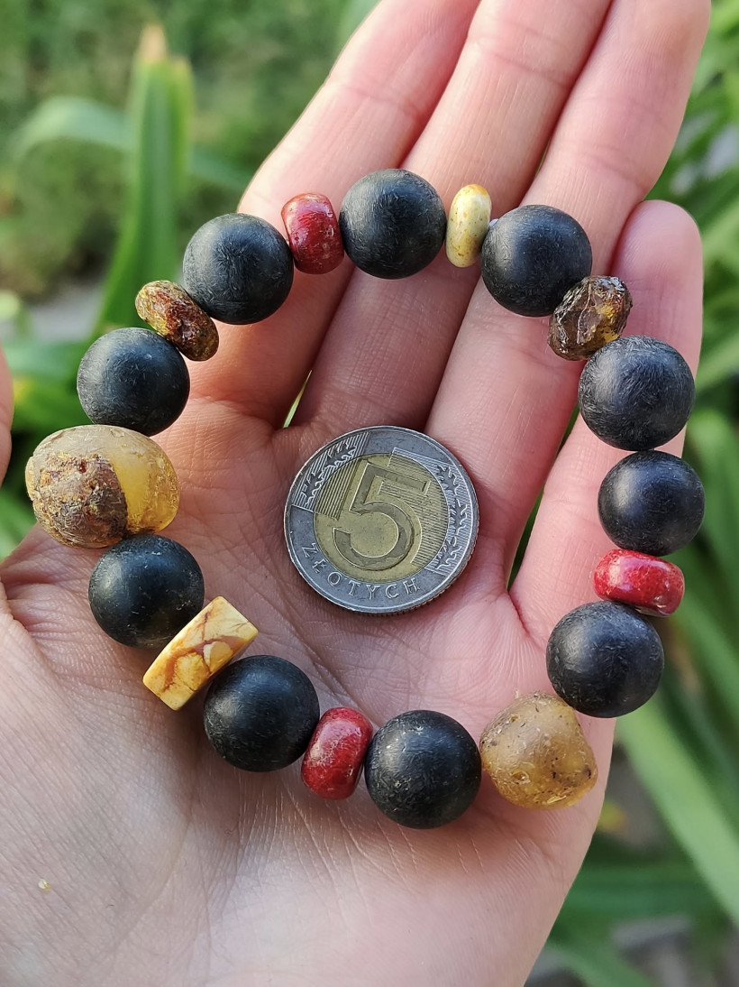 Bransoletka z naturalnego bursztynu | Ręcznie robiona biżuteria z Polski | Unikalny prezent | Koral, czarne koraliki i bursztyn