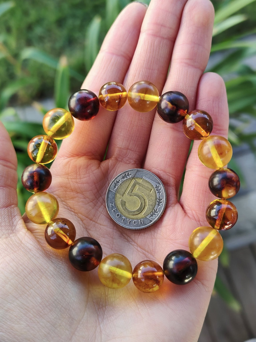Bransoletka z naturalnego bursztynu bałtyckiego – ręcznie robiona, wielokolorowa, elastyczna, prezent dla niej