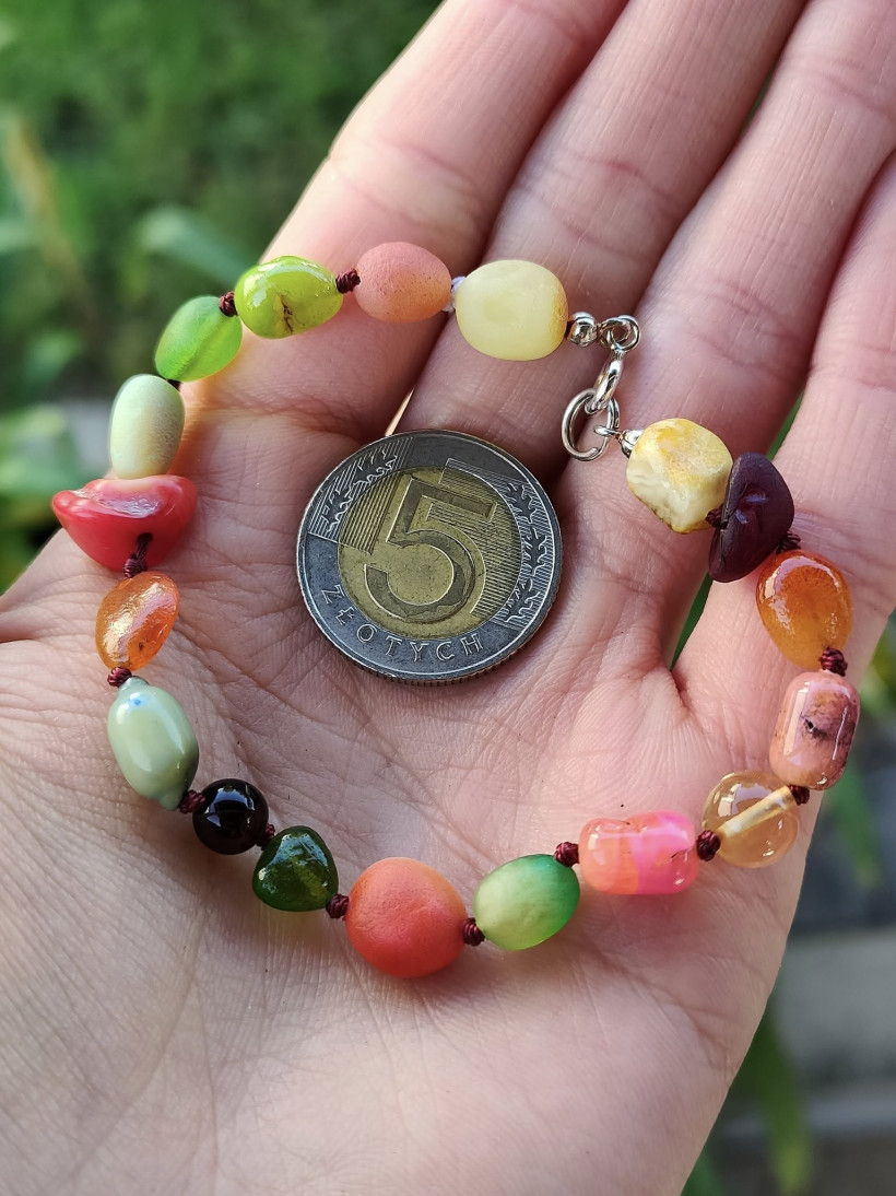 Bransoletka z naturalnego bursztynu Bałtyckiego – Kolorowa biżuteria z bursztynu – Prezent handmade – Polska bransoletka na sznurku – Ręcznie robiona ozdoba