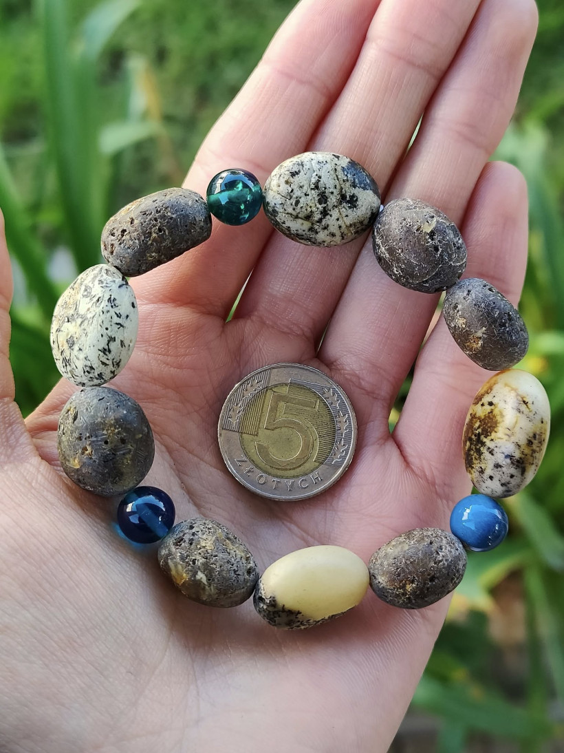 Bransoletka z naturalnego bursztynu bałtyckiego – unikatowa biżuteria ręcznie robiona