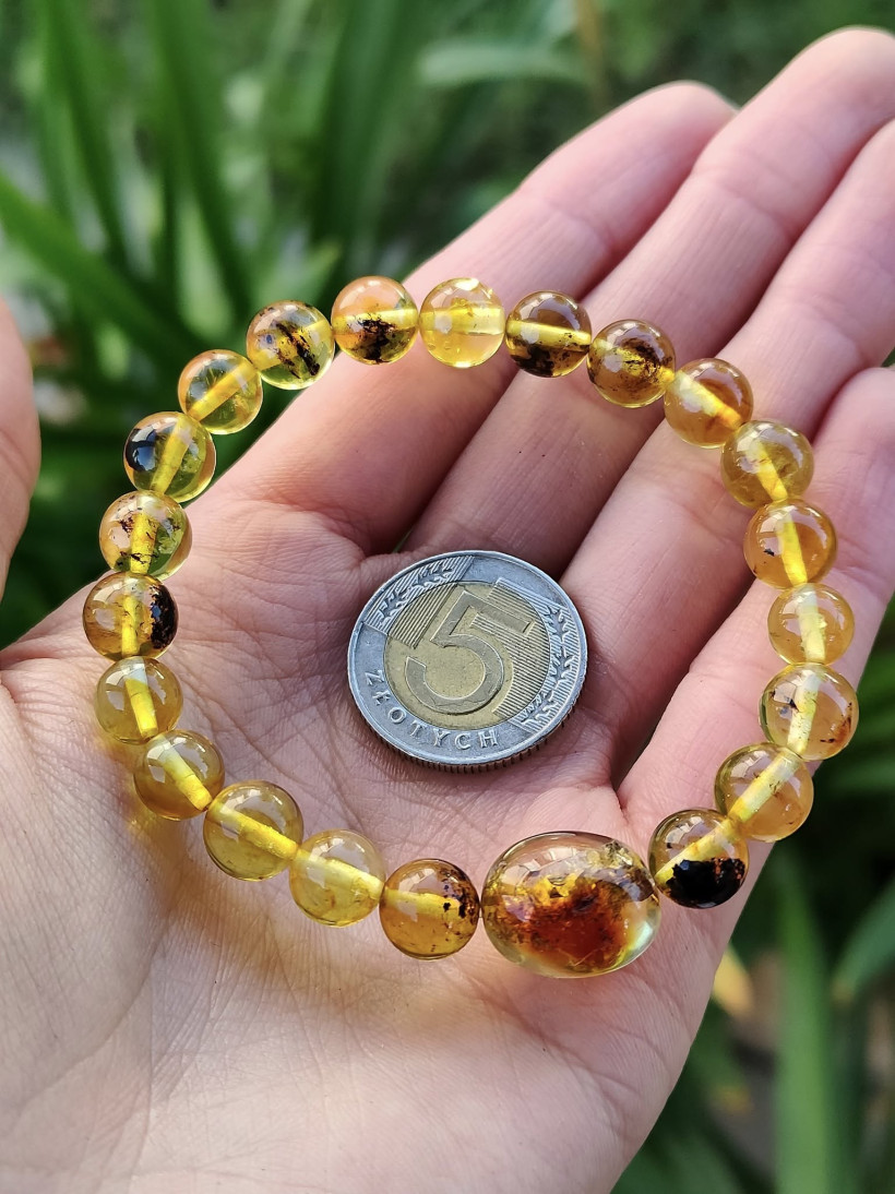 Bransoletka z naturalnego bursztynu bałtyckiego – ręcznie robiona, kulki z inkluzjami, złocisty kolor