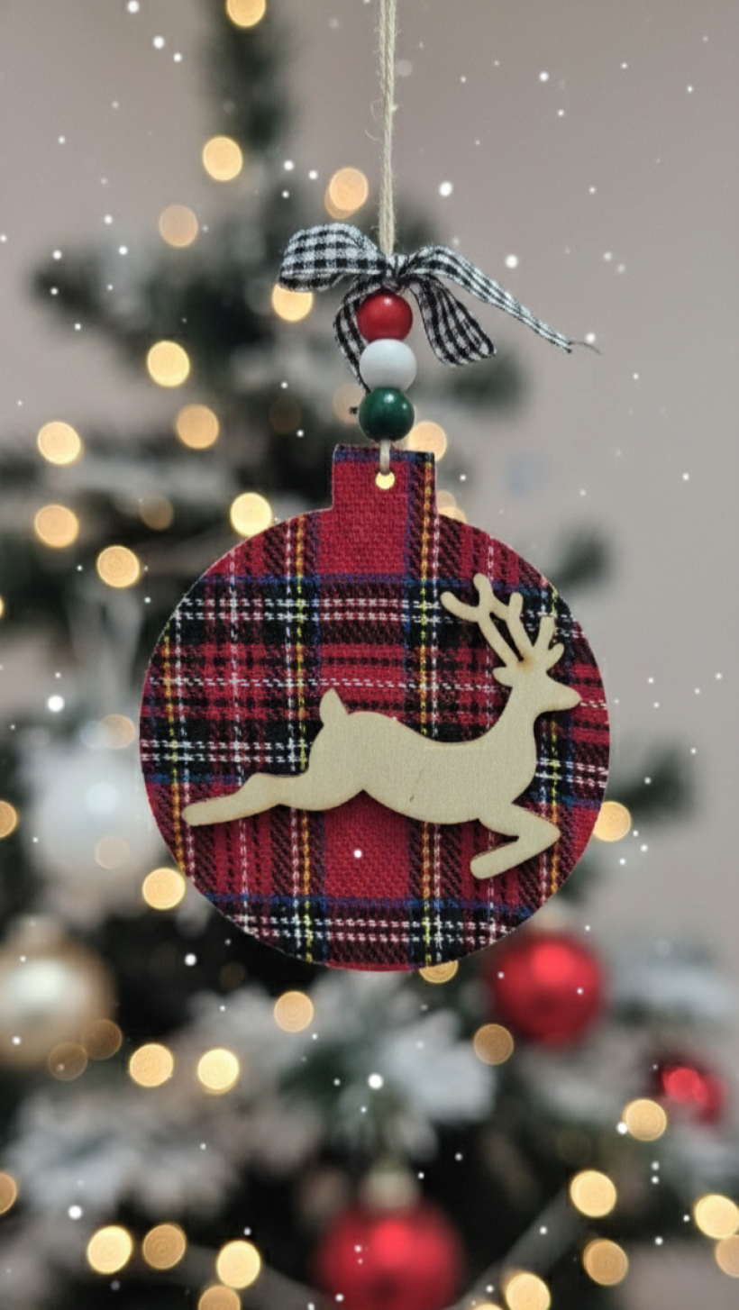 Zawieszka dekoracyjna z drewna, bombka w kratę z reniferem, 8 cm