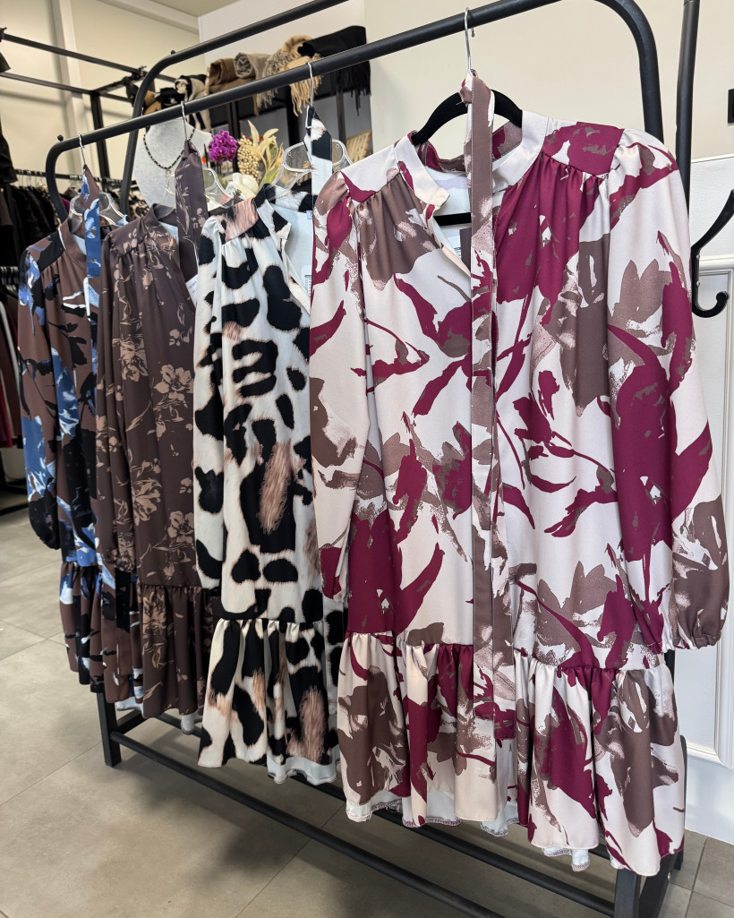 Sukienka w kwiaty z falbanką Purpura