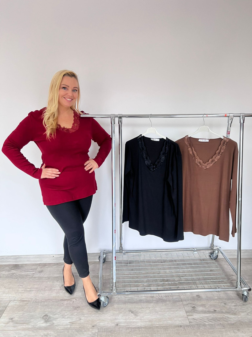 Prążkowana Bluzka z Koronką – Elastyczna do 140 cm