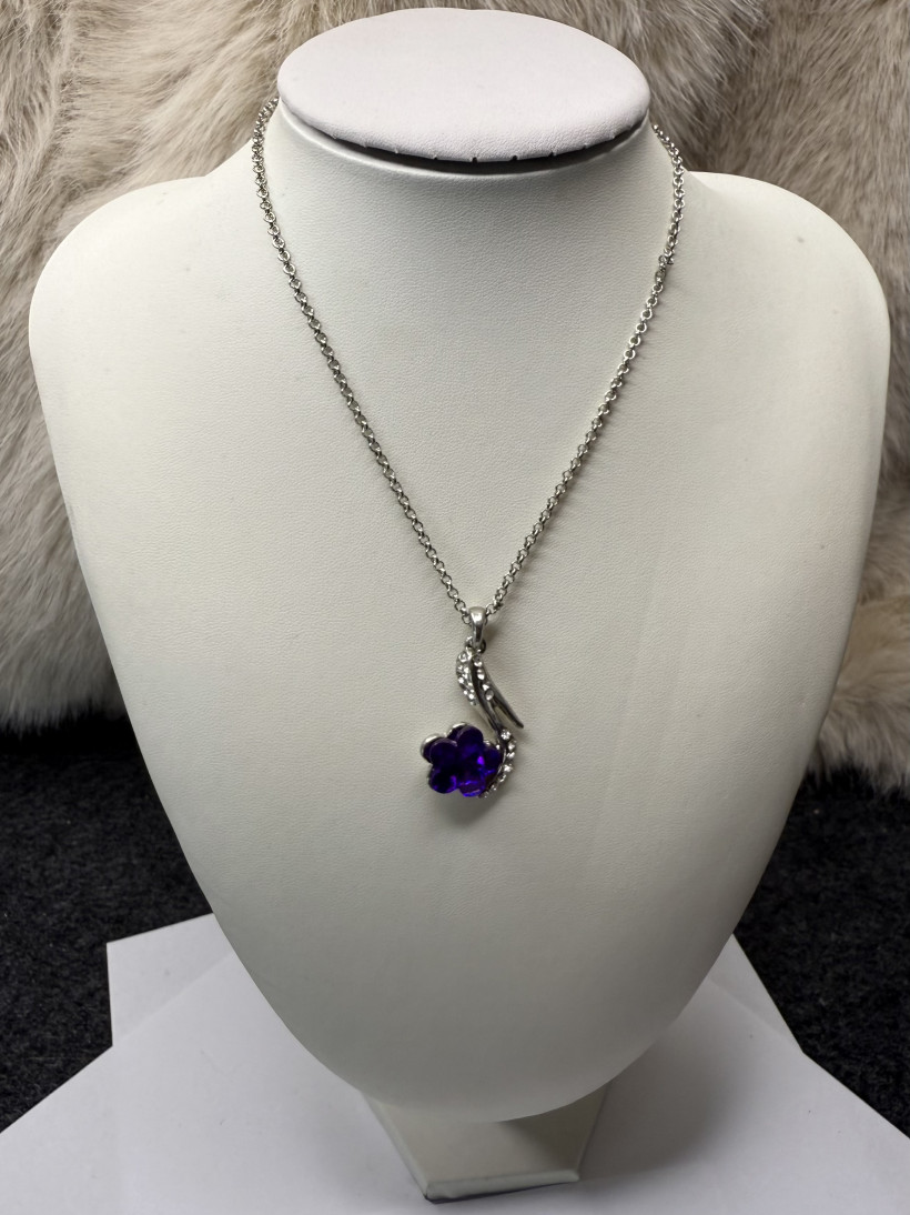 Naszyjnik srebrny z bucikiem fioletowy kamień 