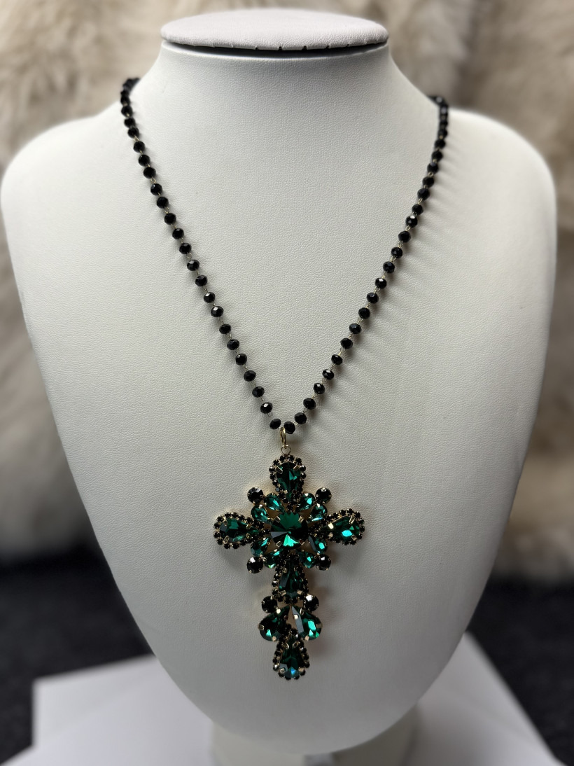Piękny naszyjnik krzyż z ozdobnymi kamieniami