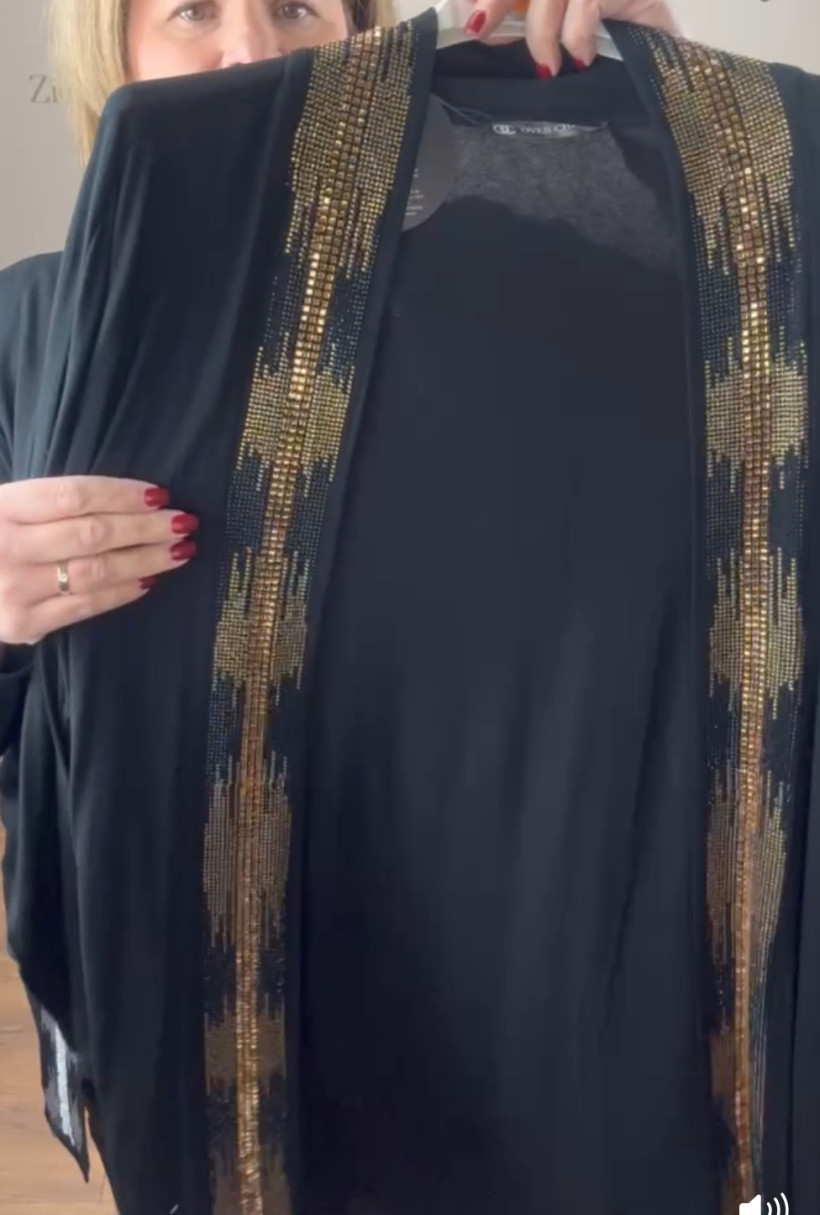 Narzutka czarna z cyrkoniowym wzorem - złotym Over Chic25825 