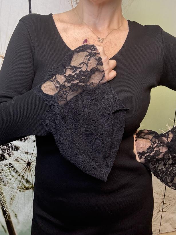 Sukienka ,Wycinanka’ z koronką Minouu