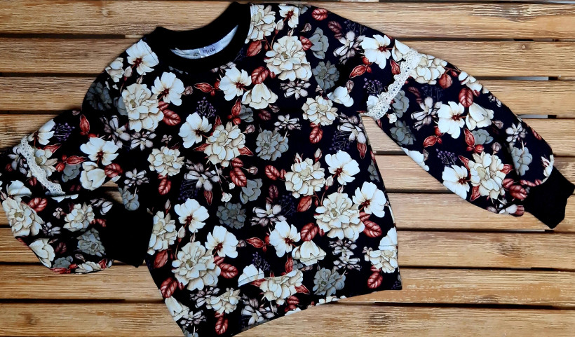 BLUZA KWIATY NA CZERNI MAKBA