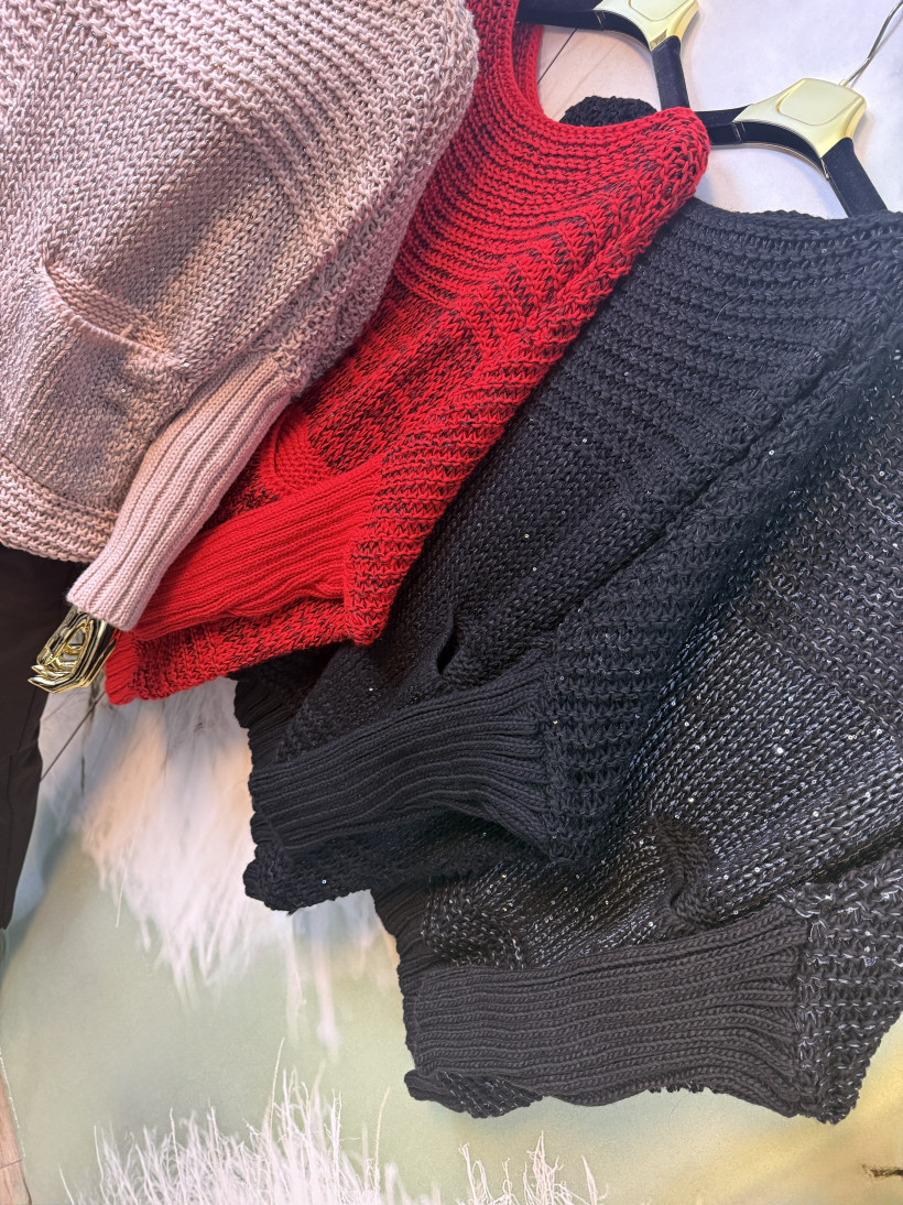 Sweterek oversize z  cekinami Minouu