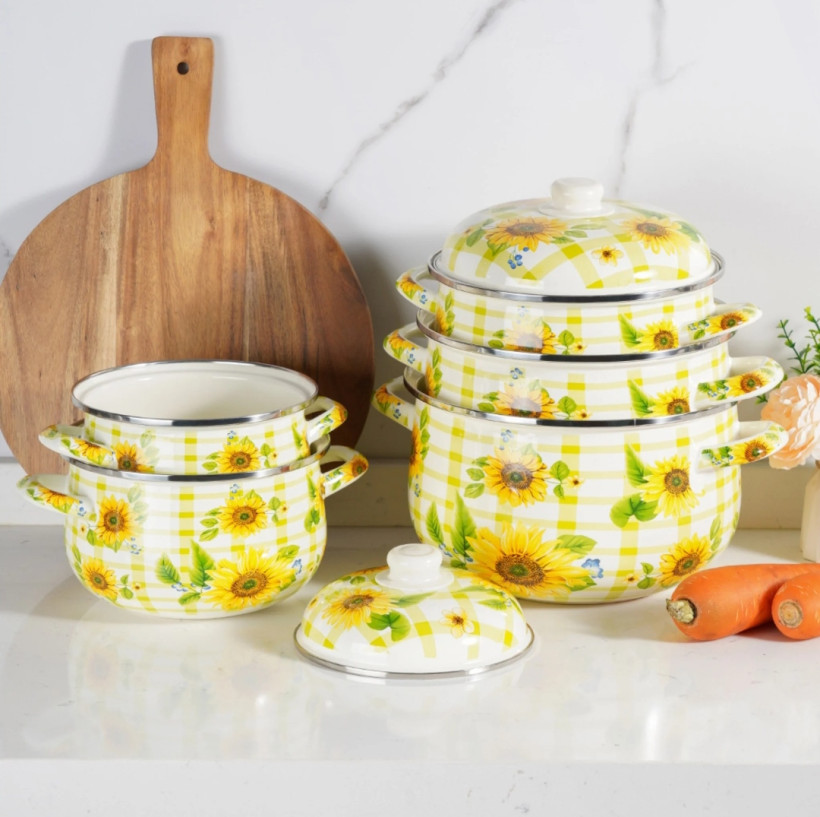 10-czesciowy zestaw garnków emaliowanych.