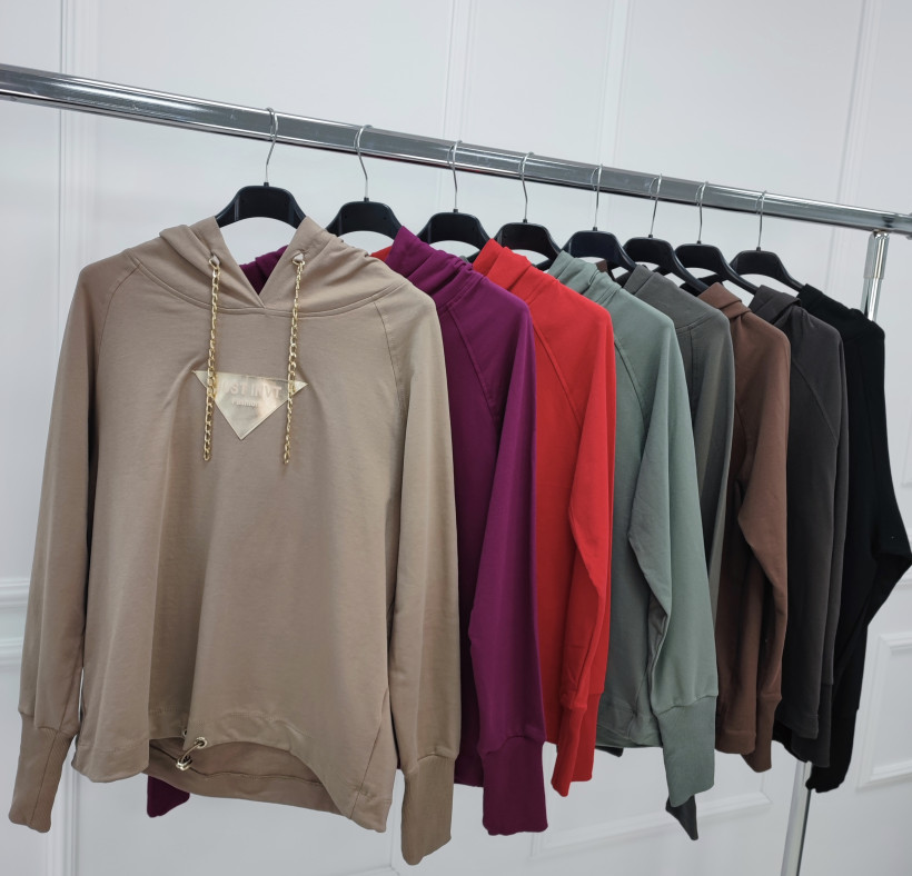 Bluza Megi z kapturem i naszywką M6004 ściągana 