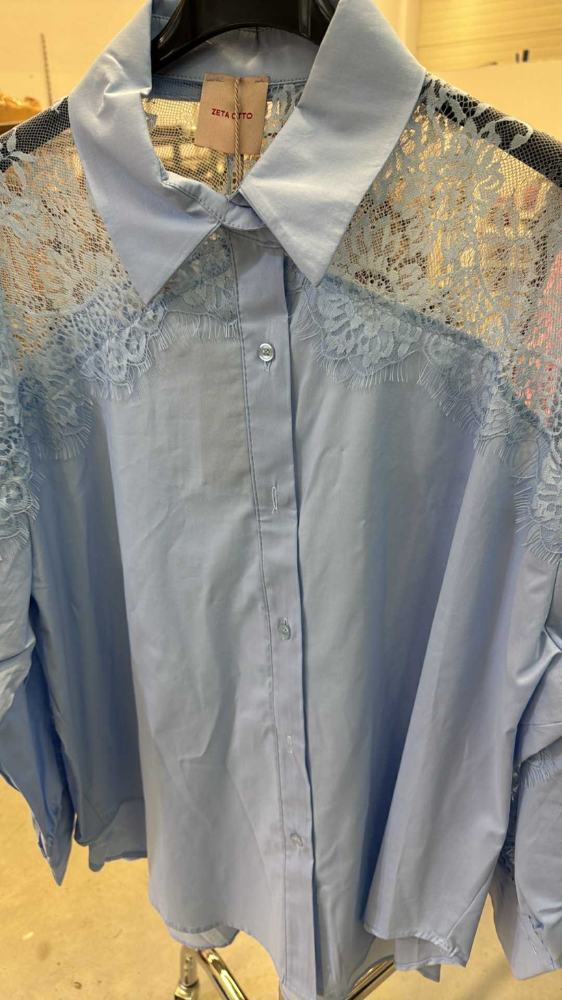 Koszula jednokolorowa z dodatkiem koronki - K19205 - niebieska