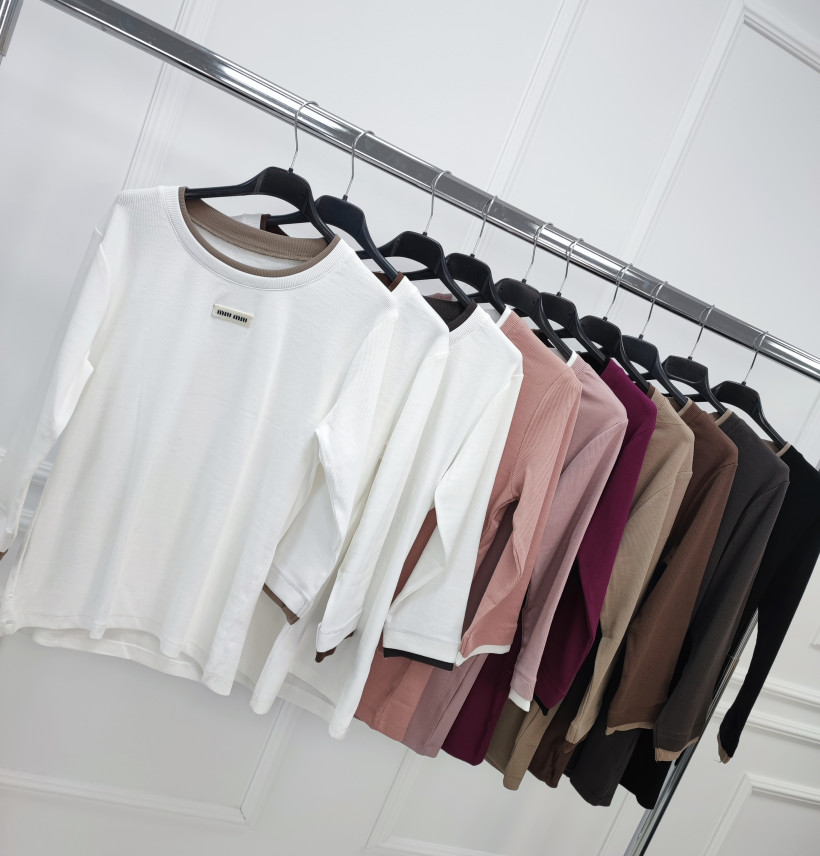 WYPRZEDAŻ Bluzka Megi prążek B2140 naszywka przy dekolcie