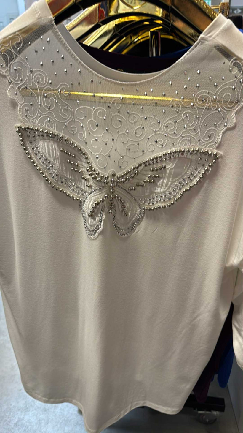 Bluzka jednokolorowa, motyl z koralików na plecach - 26204 - śmietankowa