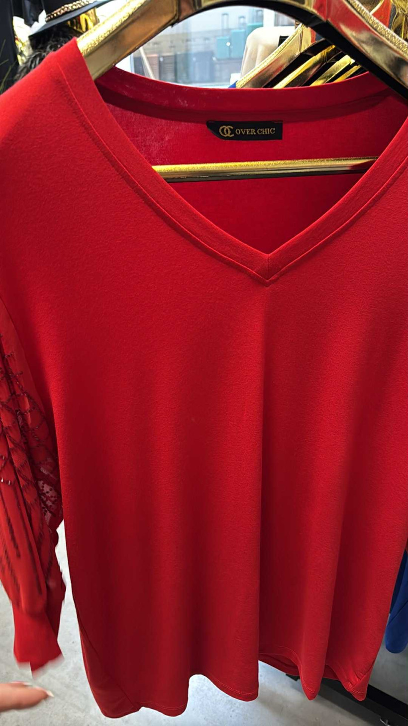 Bluzka jednokolorowa w serek, rękaw z tiulu w kryształki - 26569 - czerwona