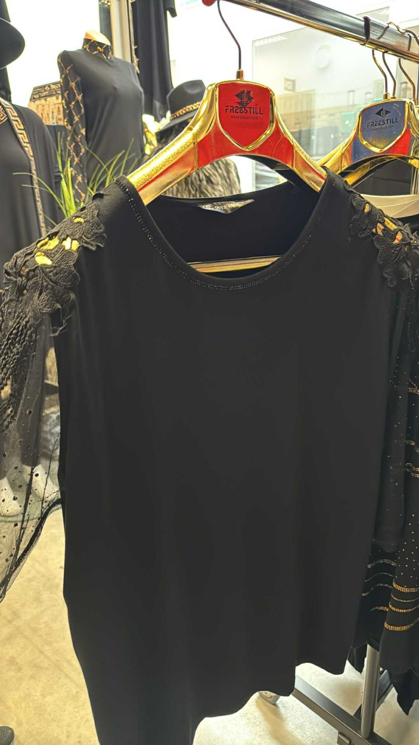 Bluzka jrdnokolorowa, rękaw z tiulu z dodatkiem gipiury - 26537 - czarna