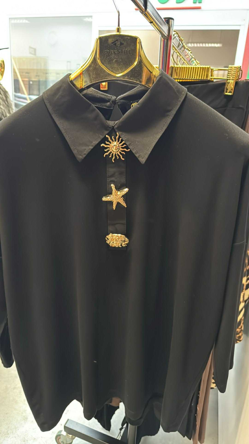 Bluzka jednokolorowa z kołnierzykiem z ozdobami - 26582 - czarna