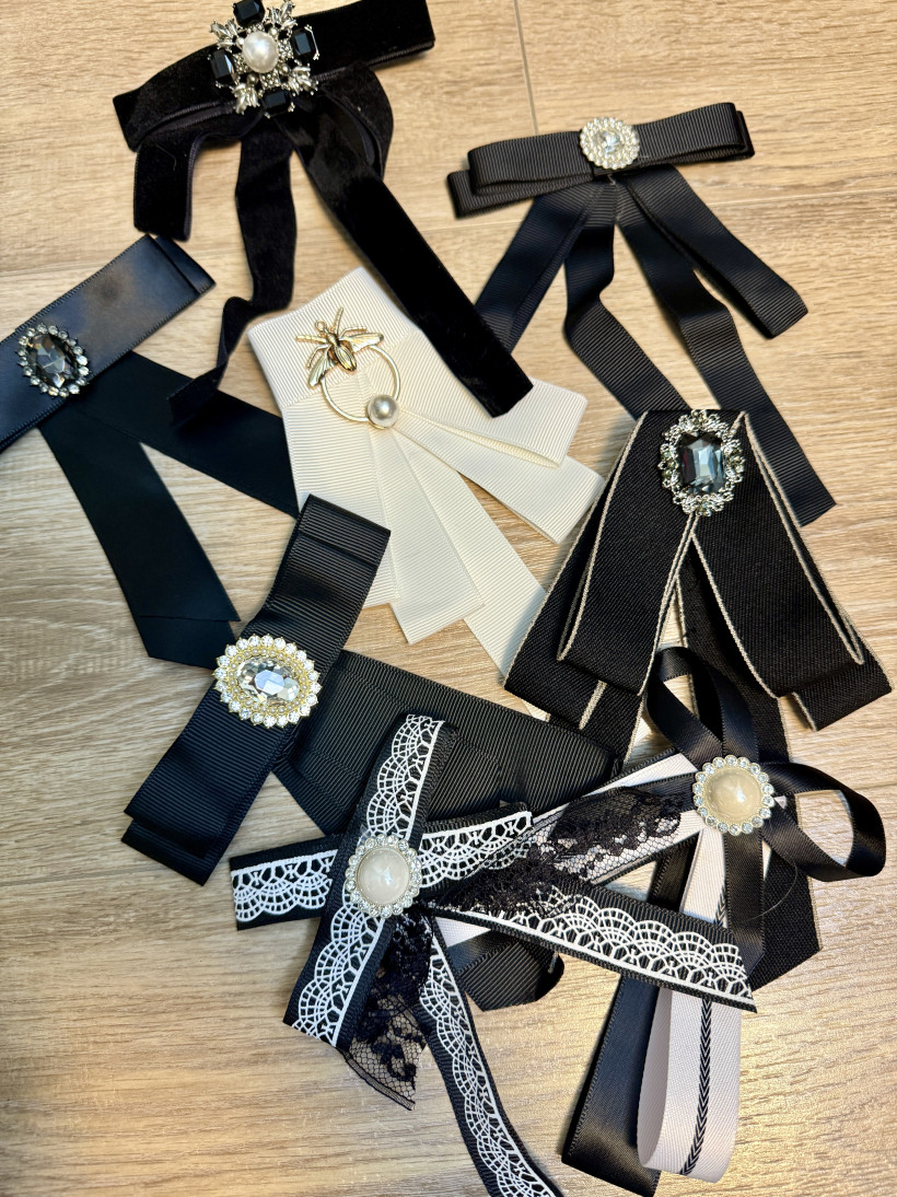 Broszki ozdobne z tasiemkami 