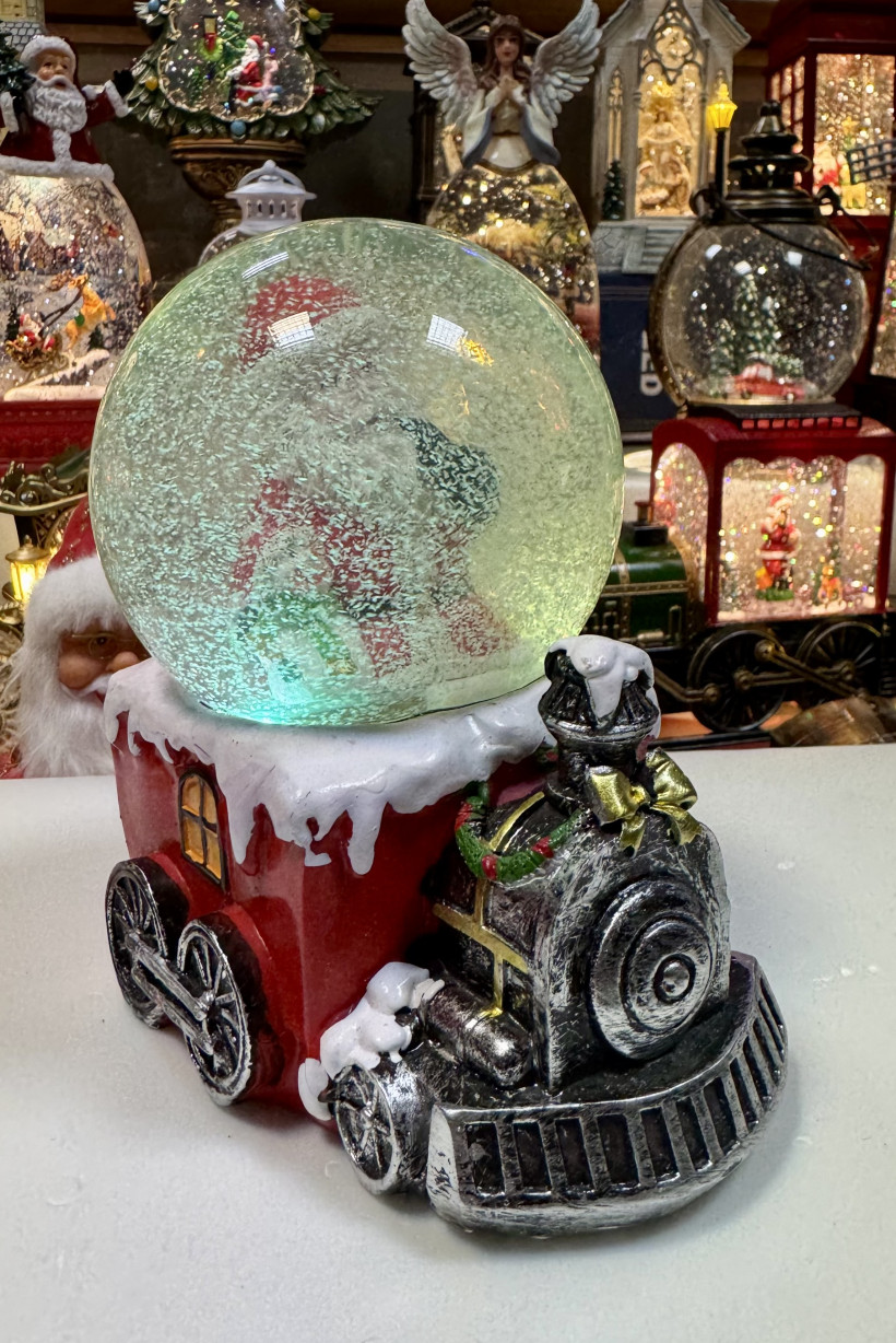 Kula śnieżna z Mikołajem. Zasilana na baterie. Grająca