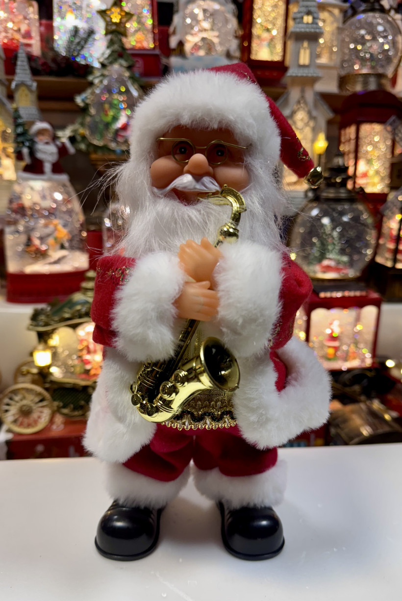 Mikołaj grający z saksofonem. Wysokość 29cm