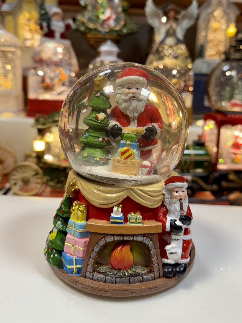 Kula śnieżna z Mikołajem. Zasilana na baterie. Grająca