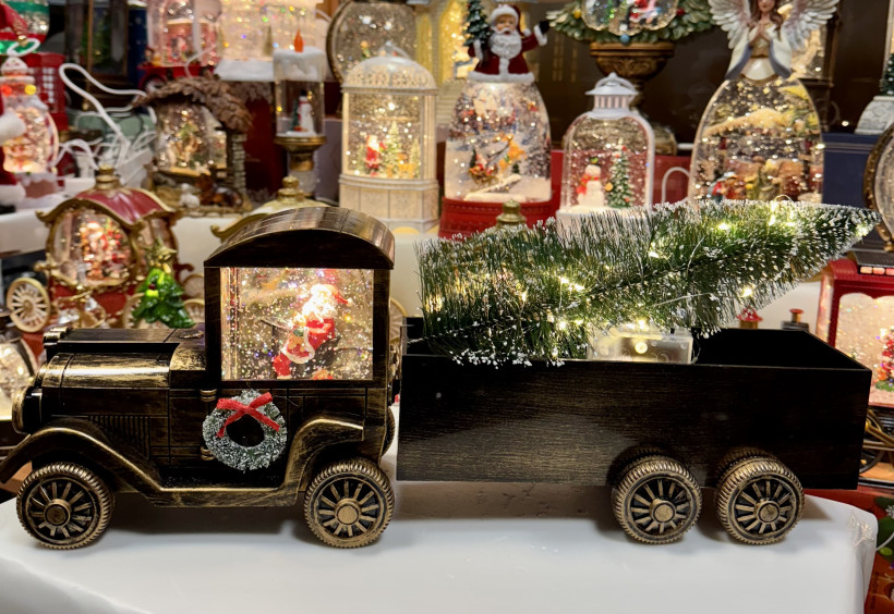 Samochód świąteczny.z przyczepa. Pozytywka grająca. Wysokość 16cm. Długość 43cm