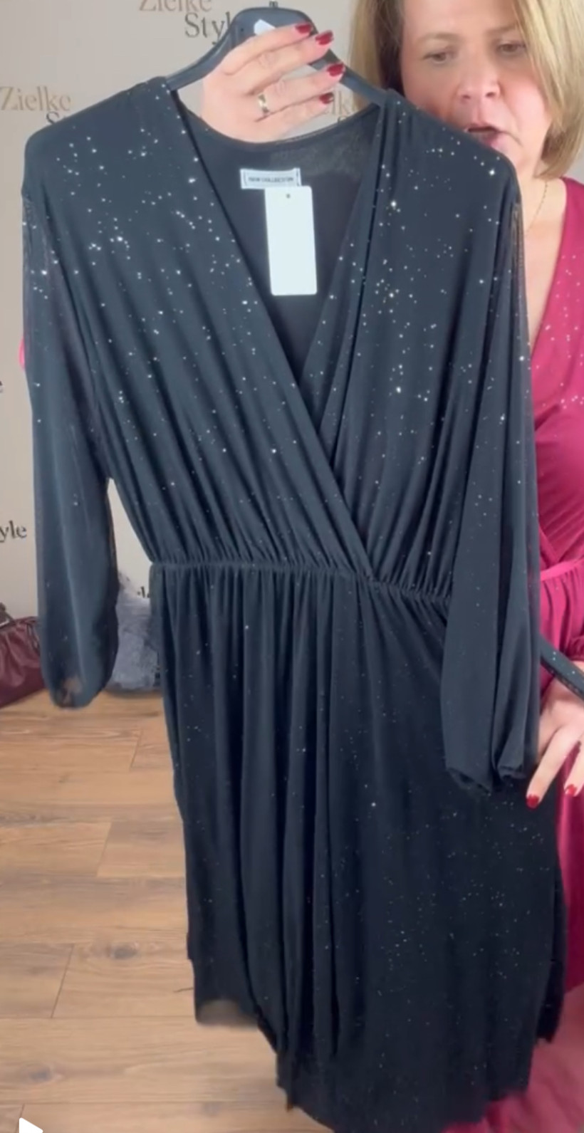 Sukienka tiulowa odcinana w pasie, dekold zakładany, połysk - 2601 - czarna