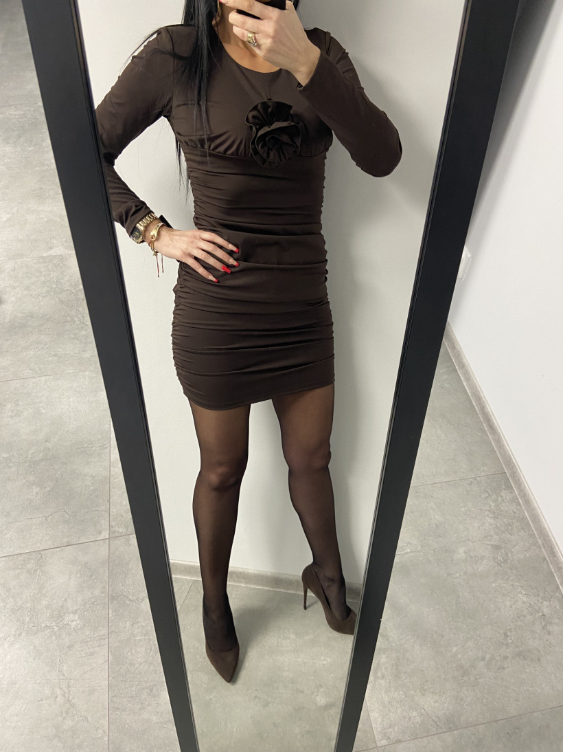 Sukienka 0139 marszczona bokami, z różą