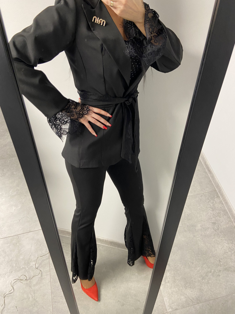 Marynarka 143 ozdobna koronka, z paskiem, złota przypinka