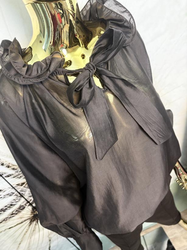 Bluzka z wiskozy z falbankami przy dekolcie Minouu